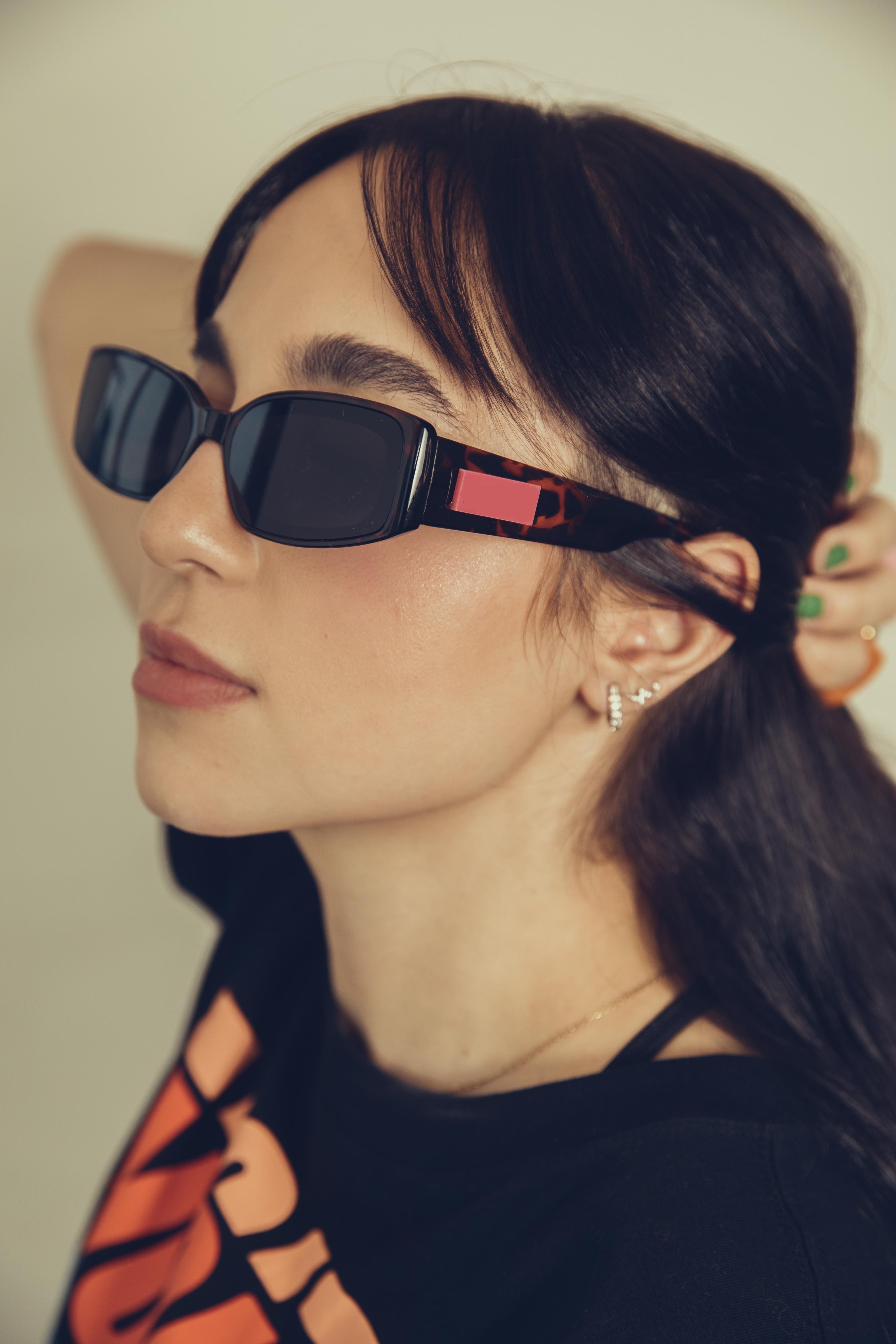 files/a-profile-of-a-woman-in-bold-black-sunglasses.jpg